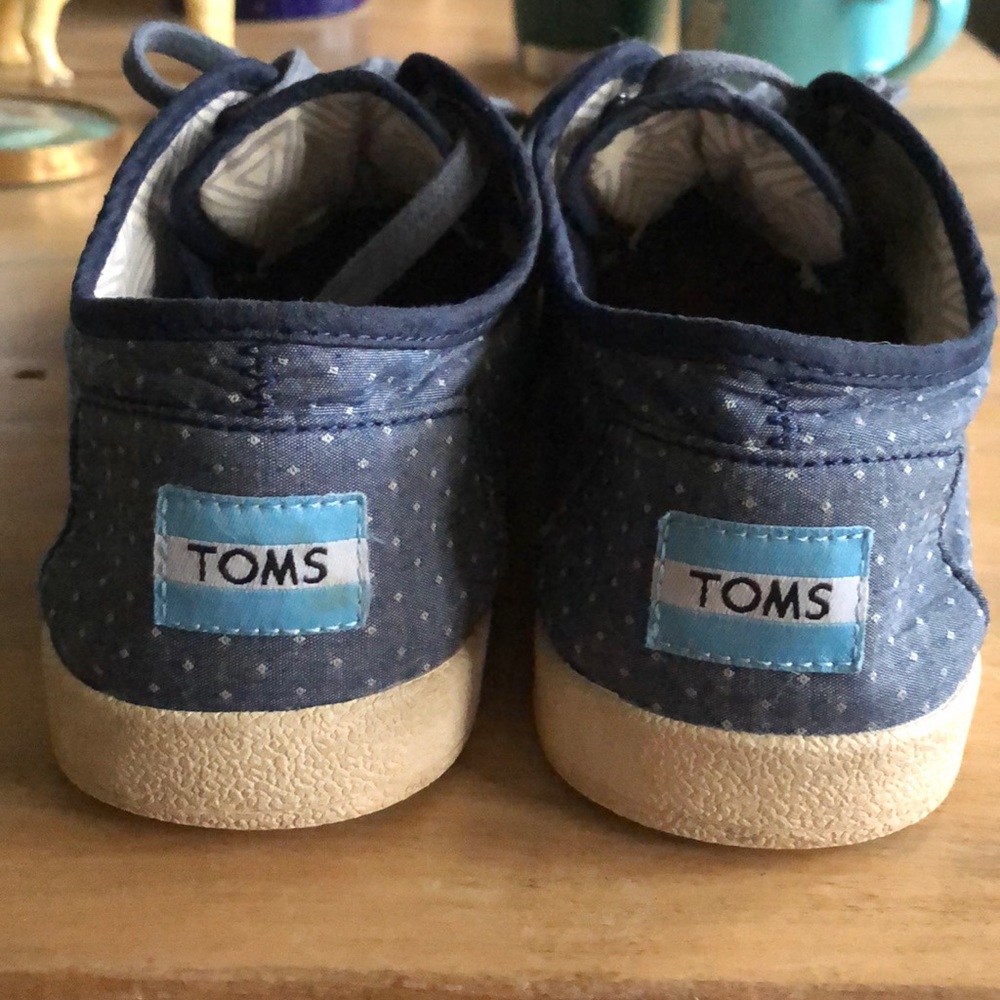 TOMS COTTON TENNIS SHOES .. CUTE & COMFY